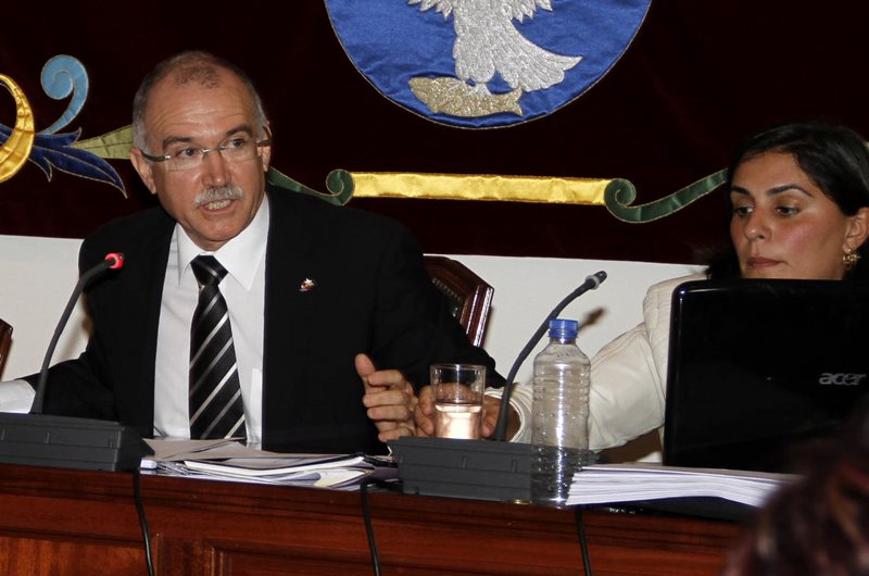 Cándido Reguera y la ex secretaría del Ayuntamiento, Asenet Padrón.